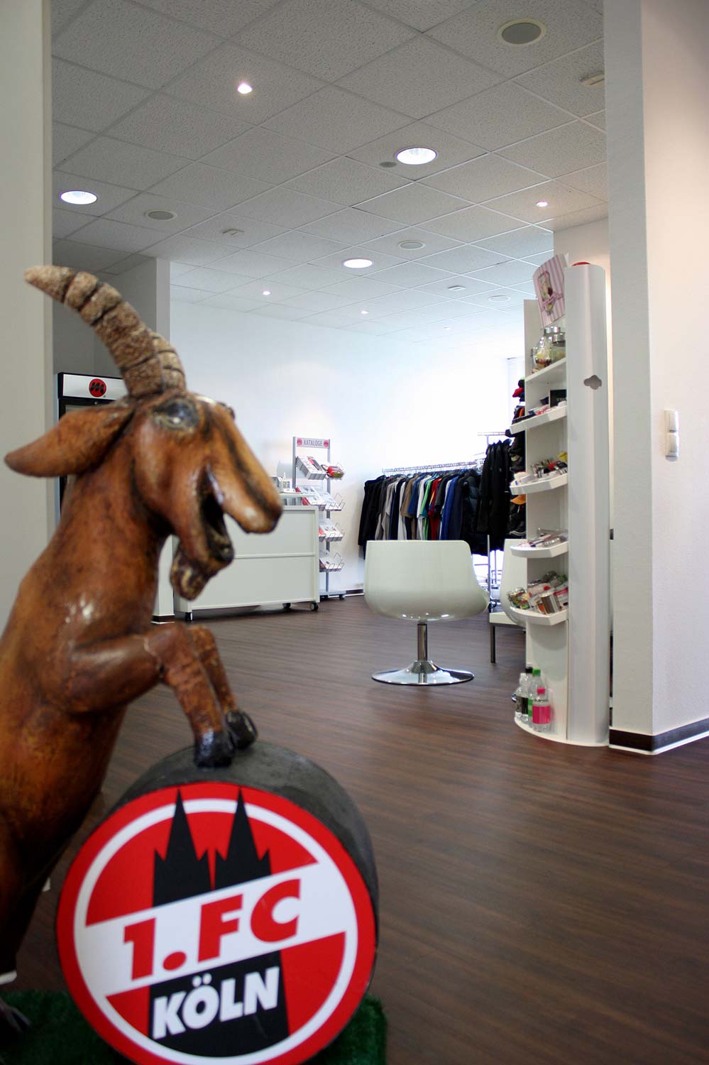 FC Hennes im Büro von Handelsagentur miko®